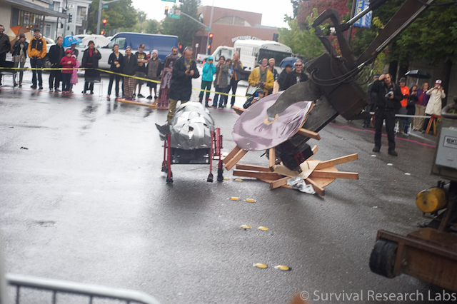 Big Arm rips apart the stick wheel robot